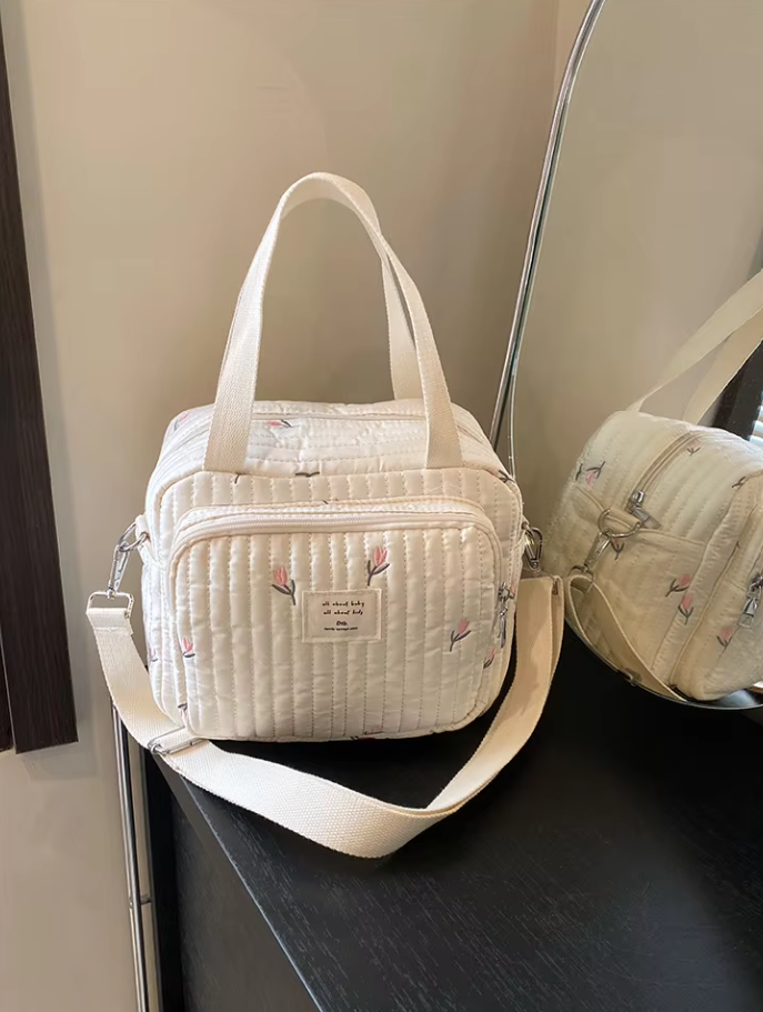 Petit sac à langer beige floral élégant et pratique