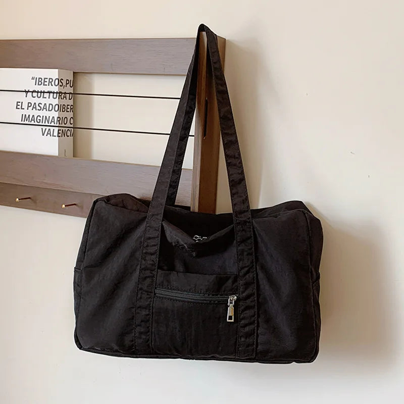 Sac à langer noir, beige ou bleu spatieux et multifonction